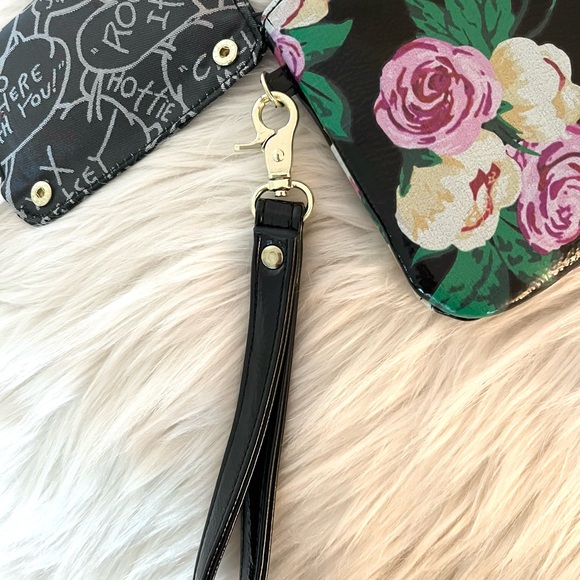Betsey Johnson NWOT Charging Black Floral Wristlet Clutch - Picture 4 of 15